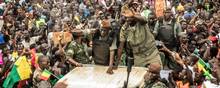 En dyb politisk krise i Mali førte til et militærkup i august 2020. På billedet ses folk, der fejrer, at præsident Ibrahim Boubacar Keita trak sig. Arkivfoto: AP