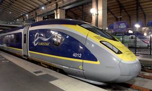 Eurostar-toget kører med høj hastighed mellem London, Paris, Bruxelles og Amsterdam. Det har tidligere slået fartrekorder for transport på britiske jernbanestrækninger med en topfart på 334 km/t. 
Foto: Eric Piermont/AFP