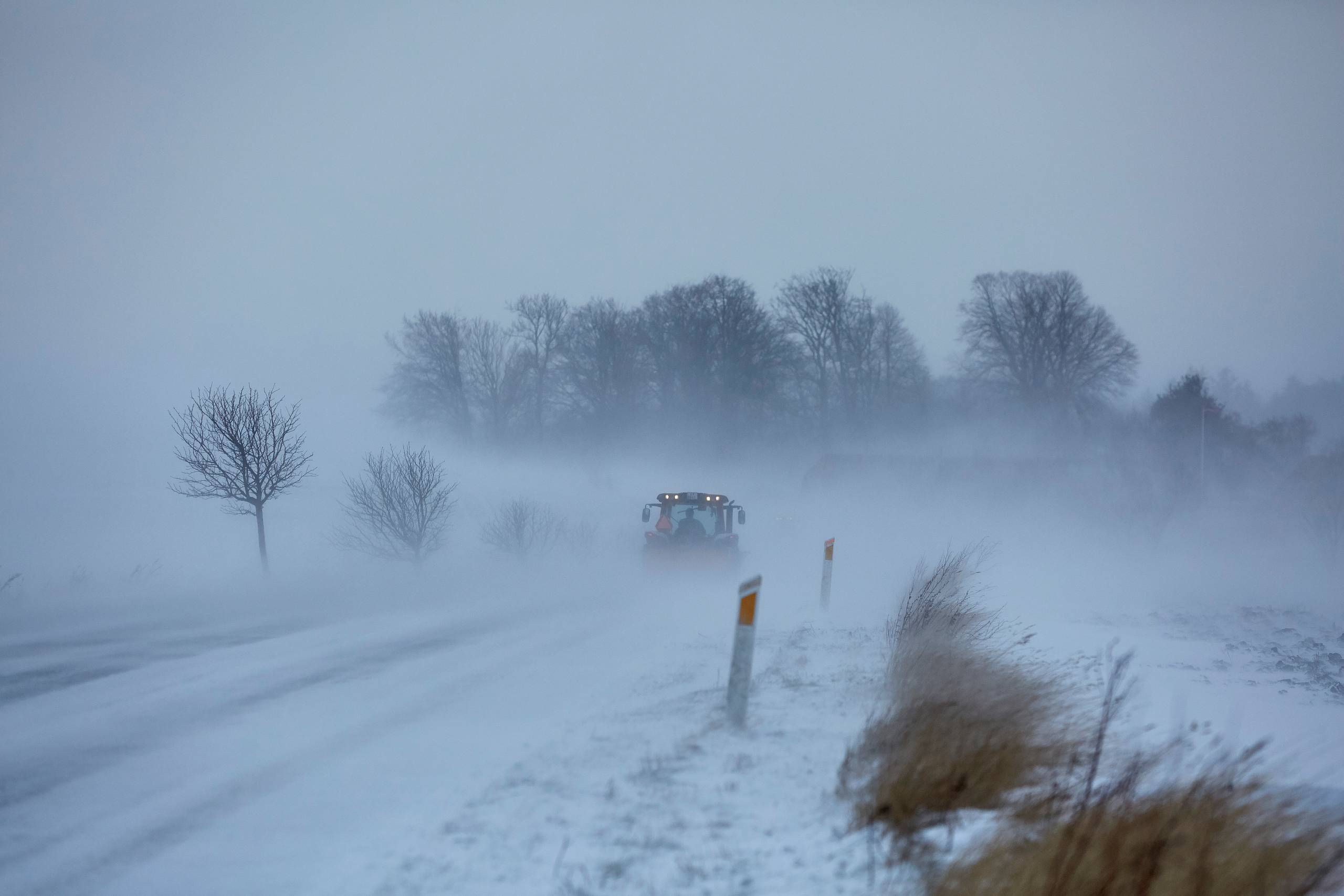 Snestormen på Bornholm har fået politiet til at fraråde al unødvendig udkørsel. Foto: Pelle Rink/Ritzau Scanpix