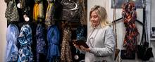 Tina Johansens tøjforretning holder skindet på næsen ved at sælge via nettet. Hun håber derfor på en snarlig genåbning, men er nervøs ved tanken om, at der kan blive bragt smitte ind udefra. Foto: Marie Ravn