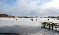 Høj sol og hård frost i Lemvig fik torsdag mange til at finde skøjter og vintertøjet frem. Risikoen for smitte er lav – i hvert fald har der ifølge SSI kun været én smittet i kommunen den seneste uge. Foto: Maria Ravn