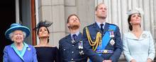 Prins William (forrest) er nummer to i arverækken efter prins Charles. Fra venstre ses dronning Elizabeth II (tv.), Meghan Markle, prins Harry, prins William og hertuginden af Cambridge, Kate Middleton. Arkivfoto: Paul Grover/AFP
