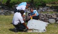 Der er foreløbig fundet 33 vragdele fra det forsvundne MH370-fly. Her inspicerer det lokale politi en vingeflap, der blev fundet på en ø i Det Indiske Ocean i 2015. Det er bekræftet, at den stammer fra MH370. Arkivfoto: Reuters
