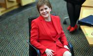 Skotlands førsteminister, Nicola Sturgeon, har erklæret sig lettet over konklusionerne i en uafhængig rapport, der siger, at hun ikke har brudt ministeransvarsloven. Til gengæld får hun kritik i parlamentet. Foto: Andy Buchanan/AFP