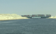 Containerskibet "Ever Given," der ejes af det Taiwanbaserede firma Evergreen Marine, sad fast i Suezkanalen i seks dage. Med 400 meter er skibet lige så langt som Empire State Building i New York er højt. Og  Suezkanalen kun er 205 meter bred. Foto: Reuters/Ritzau Scanpix