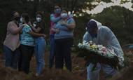 Endnu en begravelse af en coronapatient finder sted på kirkegården Vila Formosa i São Paulo i Brasilien. Landet har netop overstået sin hidtil værste måned med over 66.000 dødsfald. Det er over dobbelt så mange som den hidtil værste måned. Hospitalerne er overfyldt, og det tvinger lægerne til at tage vanskelige beslutninger om, hvem der skal have livreddende hjælp. Foto: Miguel Schincariol/Ritzau Scanpix