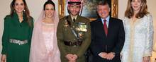 Jordans kong Abdullah II (nr. to fra højre) og tidligere kronprins Hamzah ses her stående ved siden af hinanden på et billede fra 2012, hvor deres forhold var bedre. Yderst til venstre er det dronning Rania, ved siden af hende Hamzahs hustru, Basma, og yderst til højre enkedronning Noor, der er mor til prins Hamzah. Foto: Yousef Allan/AFP