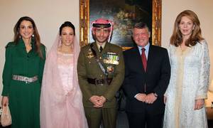 Jordans kong Abdullah II (nr. to fra højre) og tidligere kronprins Hamzah ses her stående ved siden af hinanden på et billede fra 2012, hvor deres forhold var bedre. Yderst til venstre er det dronning Rania, ved siden af hende Hamzahs hustru, Basma, og yderst til højre enkedronning Noor, der er mor til prins Hamzah. Foto: Yousef Allan/AFP
