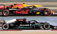 Red Bull-raceren (øverst) er hævet højere i bagenden af bilen end Mercedes-raceren. På grund af ændringer i reglerne om aerodynamik for bunden og bagenden har dette givet Red Bull en fordel i kampen om verdensmesterskabet. Foto: Kamran Jebreili/AFP