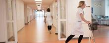 Sygeplejerskernes fagforbund har afgivet strejkevarsel. Undtaget bliver bl.a. afdelinger, der håndterer kræft- og coronapatietner. Her ses sygeplejerske på løbehjul på gangen på Aarhus Universitetshospital i Skejby.  Foto: Stine Rasmussen.