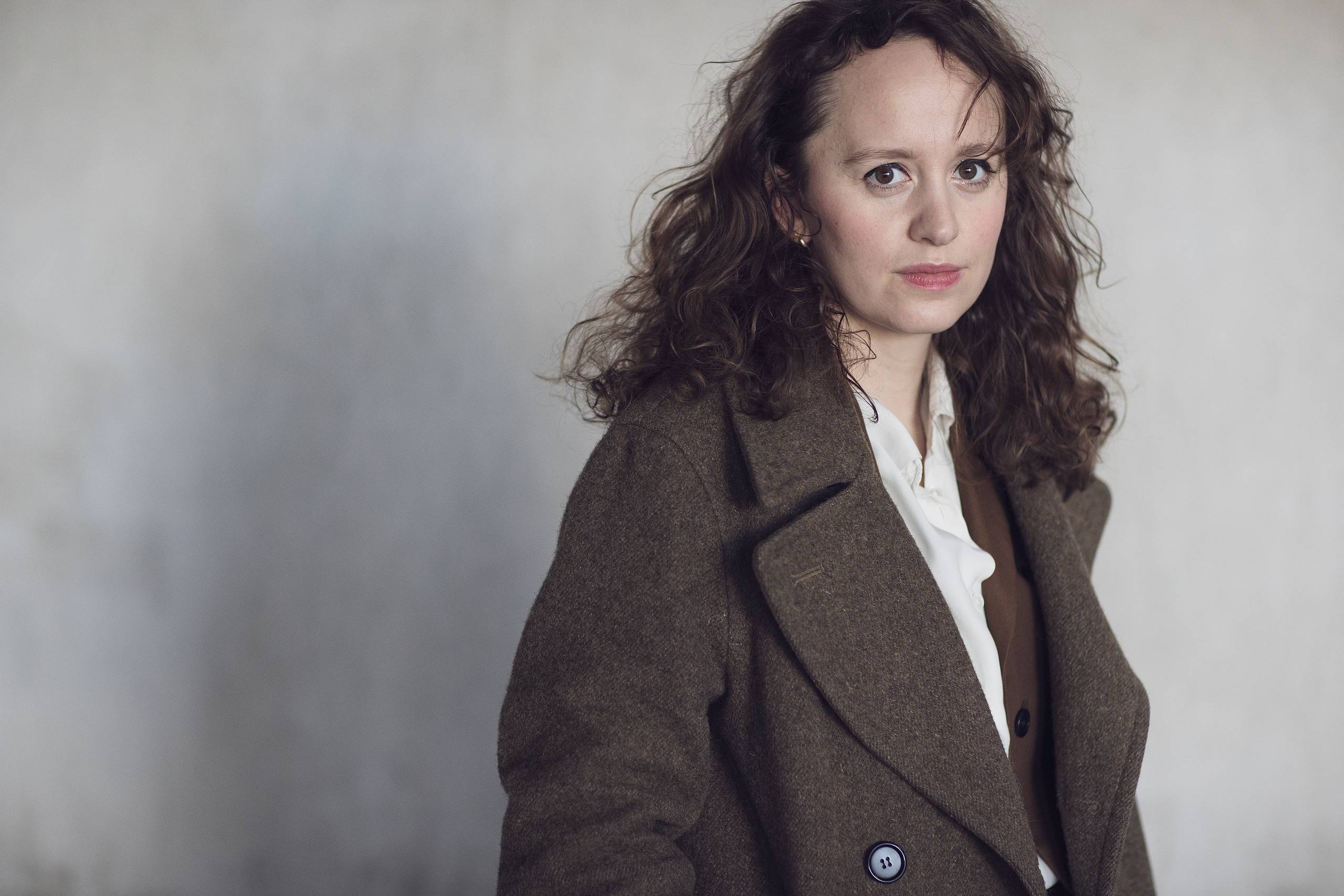 I sin roman "XX" gør forfatteren Olga Ravn kvinden umyndig, barnagtig og afhængig af, at sundhedspersonale og myndigheder kan varetage hendes ve og vel. Det er ikke en sand karakteristik af tidens voksne kvinder, skriver Camilla-Dorthea Bundgaard. Foto: Peter Hove Olsen.