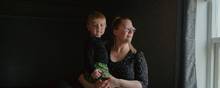 Diana Østergaard  - med sønnen Jens -  er en af mange gravide, som ikke ønsker at vente til uge 12 med at se liv i maven og selv køber sig til ekstra scanninger. 
Foto: Kasper Heden Andersen