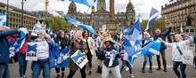 Demonstranter fra det nye pronationale parti, Alba, som  går ind for skotsk uafhængighed, lod de blå faner smælde den 1. maj på George Square i Glasgow. Partiet arbejder for endnu en afstemning om skotsk uafhængighed og står til at komme i parlamentet med få mandater. Alba betyder Skotland på skotskgælisk. Foto: EPA