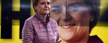 Skotlands førsteminister Nicola Sturgeion og hendes SNP-parti står til at blive det største ved valget i Skotland. Spørgsmålet er, om partiet kan mønstre et flertal alene. Foto: Andy Buchanan/Reuters