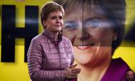 Skotlands førsteminister Nicola Sturgeion og hendes SNP-parti står til at blive det største ved valget i Skotland. Spørgsmålet er, om partiet kan mønstre et flertal alene. Foto: Andy Buchanan/Reuters