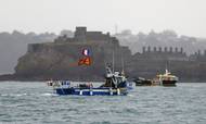 En fransk-britisk fiskestrid eskalerede torsdag den 6. maj, da Frankrig og Storbritannien sendte civile og militære flåder til Havnen i Saint Helier (i baggrunden) på øen Jersey i Den Engelske Kanal. 60 skibe protesterede mod fiskerettigheder i det britiske farvand efter brexit. Foto: Sameer Al-Doumy/AFP.