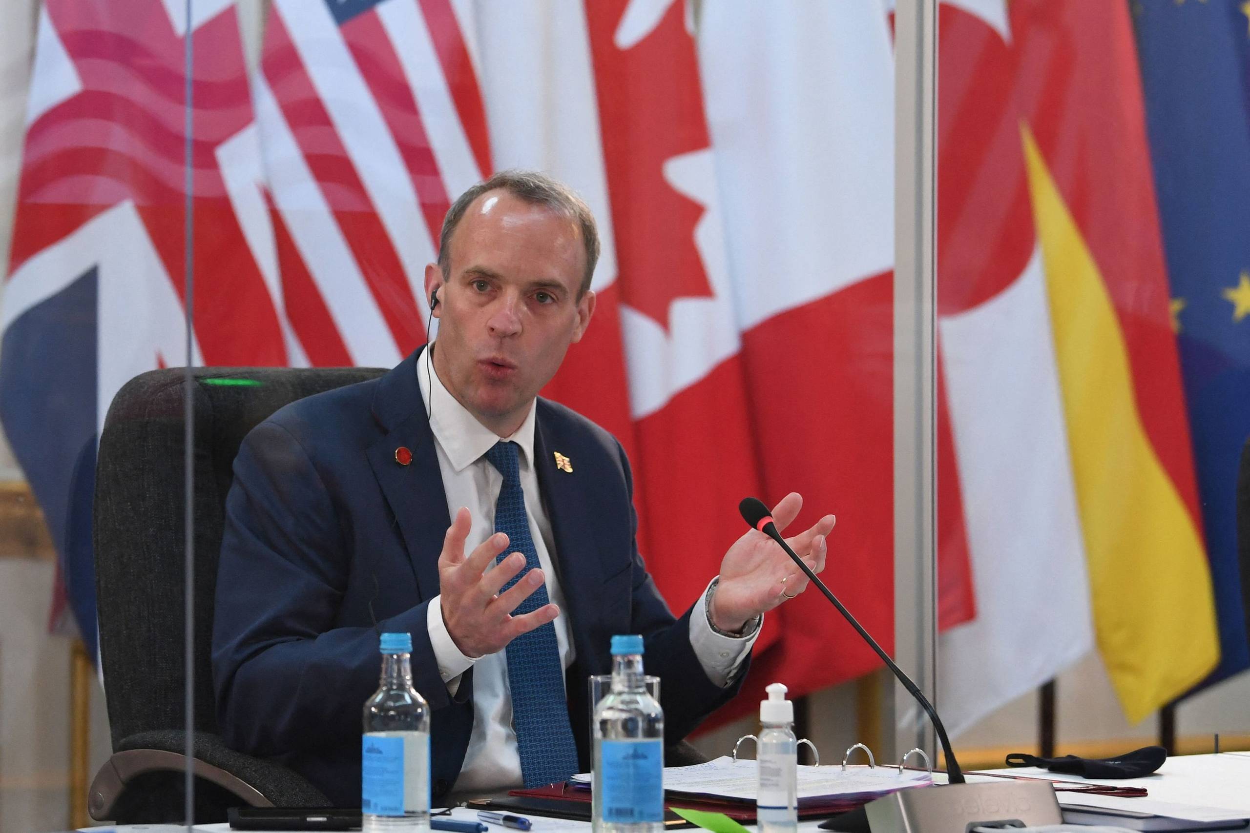 Den britiske udenrigsminister Dominic Raab var glad for at kunne invitere til fysisk møde igen. Men værten havde gjort regning uden corona, der ramte medlemmer af den indiske delegation, som i stedet for møder måtte i isolation på et hotel. Måske er det bare for tidligt at løsne grebet om rejseriet, spørger Ulla Terkelsen. Foto: Stefan Rousseau/AFP