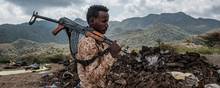 En halvt år inde i konflikten i Tigray-regionen i Etiopien fortsætter kampene ufortrødent. På billedet fra december 2020 ses et medlem af Afar-regionens specialstyrker ved resterne af et hus i landsbyen Bisober. Foto: Eduardo Soteras/AFP