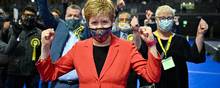 I Skotland kunne førsteminister Nicola Sturgeon juble i optællingsstedet i Glasgow Emirates Arena. Hun vandt suverænt sin egen valgkreds. Næste skridt er, hvordan det skotske parlament bliver sammensat  i forholdet mellem nationalister og unionister. Foto: Jeff Mitchell/Reuters