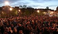 En stor folkemængde festede lørdag aften i det centrale Bruxelles. Foto: Yves Herman/ Reuters