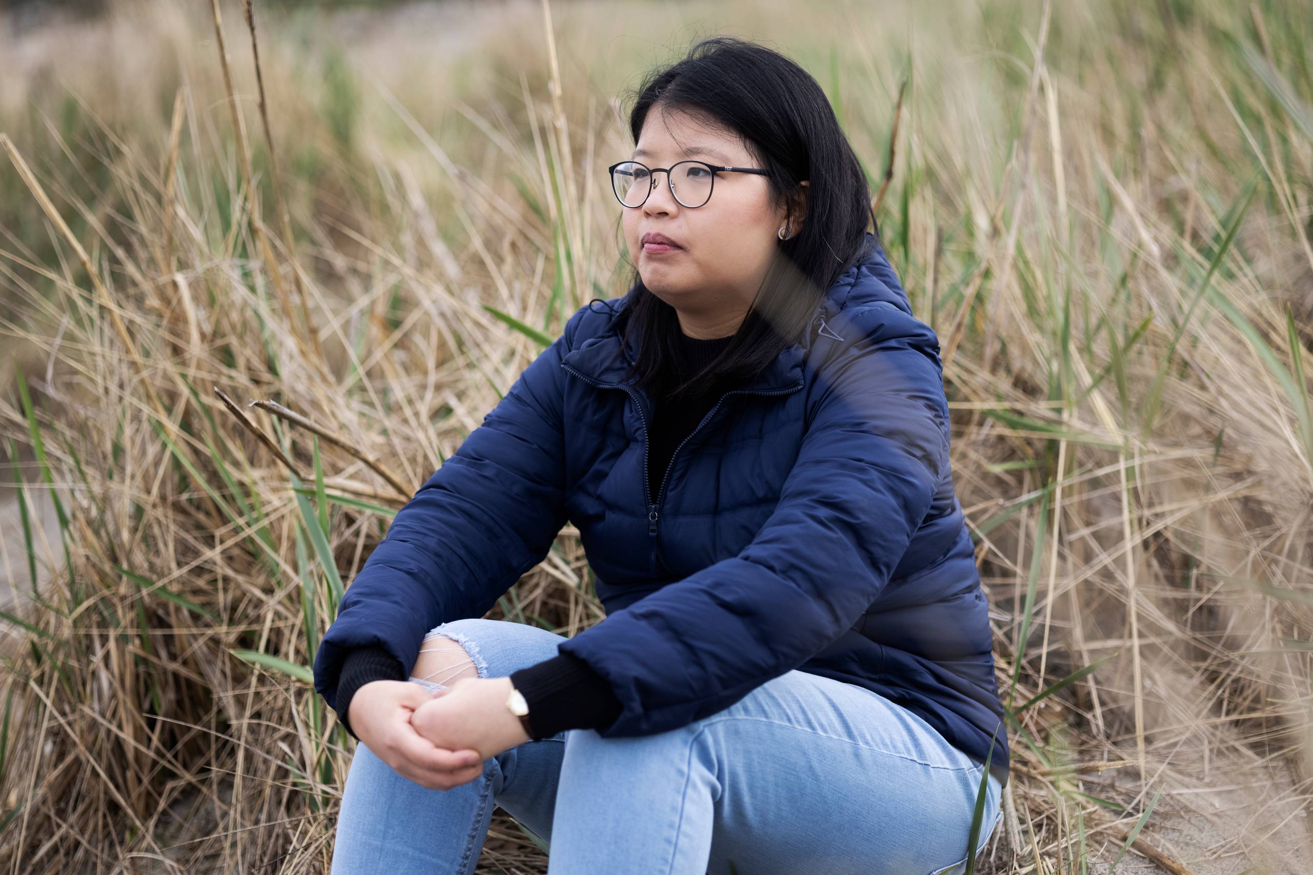 Liting Tong er en singaporiansk læge uddannet i England. Hun har en dansk kæreste og drømmer om at starte praksis i Danmark. Trods en akut lægemangel i store dele af Danmark har hun ventet i over to år på at få igangsat sagsbehandlingen. 
Foto: Gregers Tycho