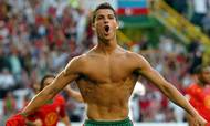 En ung mand på vej frem. Den 19-årige Cristiano Ronaldo smider trøjen efter at have scoret til 1-0 for Portugal i semifinalen mod Holland under EM 2004 på hjemmebane i Portugal. Foto: Oliver Berg/AP