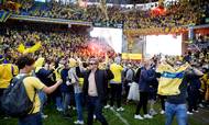 Mange Brøndby-fans løb ind på stadion, da dommeren fløjtede kampen af og Brøndby kunne kalde sig danske mestre. Foto: Martin Sylvest/Ritzau Scanpix