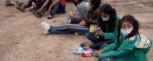 Børn fra Mellemamerika venter på at blive fragtet til et asylcenter i Texas. Vicepræsident Kamala Harris opfordrer nu alle migranter til at blive hjemme. Foto: REUTERS/Adrees Latif/