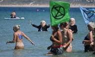 Miljøaktivister demonstrerer mod utilstrækkelige resultater på G7-topmødet i Carbis Bay i Cornwall. Foto: Daniel Leal-Olivas/AFP