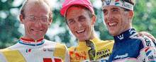Greg LeMond (i midten) vandt Tour de France i 1989 med historiens mindste margin på blot otte sekunder ned til Laurent Fignon (t.v.), der mistede trøjen på Champs-Élysées. Foto: Jose Goitia.
