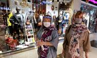 En iransk kvinde i Kaurosh Shopping Center i Teheran har mundbind og handsker på for at beskytte sig mod coronavirussen. Landet kæmper lige nu med at få endnu en smittebølge slået ned. Foto: Vahid Salemi/AP
