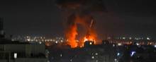Eksplosioner oplyste natten til onsdag himlen efter nye israelske bombeangreb mod Hamas’ stillinger i Gaza. Foto: Mahmud Hams/AFP