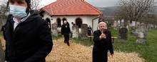 Hasidiske jøder besøger den berømte rabbiner Rebbe Shaya'las gravsted i landsbyen Bodrogkeresztúr på hans fødselsdag den 15. april. Selv under coronakrisen har jøder fra hele verden besøgt den lille by i Ungarn. Foto: Laszlo Balogh