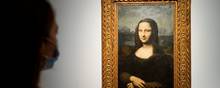 En kvinde studerer "Hekking Mona Lisa", en reproduktion af Leonardo da Vincis berømte mesterværk. Christie's auktionshus har nu solgt maleriet 'Hekking Mona Lisa', som meget overraskende blev solgt på auktion i Paris for 2,9 millioner euro - 21,7 millioner kroner. Foto: Lucien Libert/Reuters