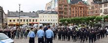 Der blev torsdag holdt et minuts stilhed til minde om den dræbte betjent. Her er politifolk samlet på Stortorget i Malmø. Foto: Tt News Agency/Reuters
