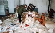 Kort tid efter Murens fald i november 1989 løb demonstranter storm på Stasi-hovedkvarteret i Østberlin for at sikre, at agenterne ikke ødelagde de enorme stikkerarkiver. Billedet her er fra den 15. januar 1990. Arkivfoto: AP