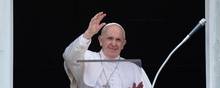 Pave Frans hilste som vanligt til troende på Peterspladsen fra sit vindue i Vatikanet søndag. Senere samme dag gennemgik han en planlagt operation. Arkivfoto: Vatican Media/Ritzau Scanpix