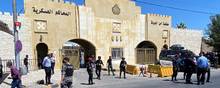 Sikkerhedsvagter uden for retten i Amman, der netop har dømt to personer for at lægge planer om at destabilisere monarkiet i Jordan. Foto: Ritzau Scanpix