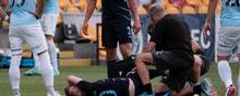 Anders Christiansen blev ramt af hjemmeholdets venstreback Ritvars Rugins, der kom med udstrakte ben ind i en tackling af danskeren. FOto:  EPA/Valda Kalnina