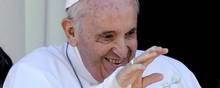 Søndag så pave Frans ud til at være ved godt mod, da han fik afviklet sin ugentlige bøn. Den holdt han fra sin hospitalsbalkon foran hundreder af mennesker. Arkivfoto: Alessandra Tarantino/Ritzau Scanpix