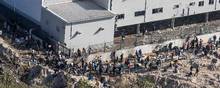 Fredag fortsatte plyndringerne og optøjerne i Sydafrika. På billedet er en menneskemængde ved at plyndre et varehus fyldt med spiritus i bydelen Pinetown i Durban. Foto: Guillem Sartorio / AFP