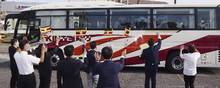 De ugandiske OL-atleter ses tirsdag forlade træningslejren i bus og køre fra Izumisano til Tokyo. Men en af atleterne var ikke med, da han har været forsvundet siden i fredags. Han er nu fundet i en anden by af japansk politi. Foto: Makoto Kondo/Ritzau Scanpix