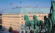 Hotel Adlon Kempinski er en klassicistisk bygning på Unter den Linden med udsigt til bl.a. Brandenbuger Tor. Foto: PR