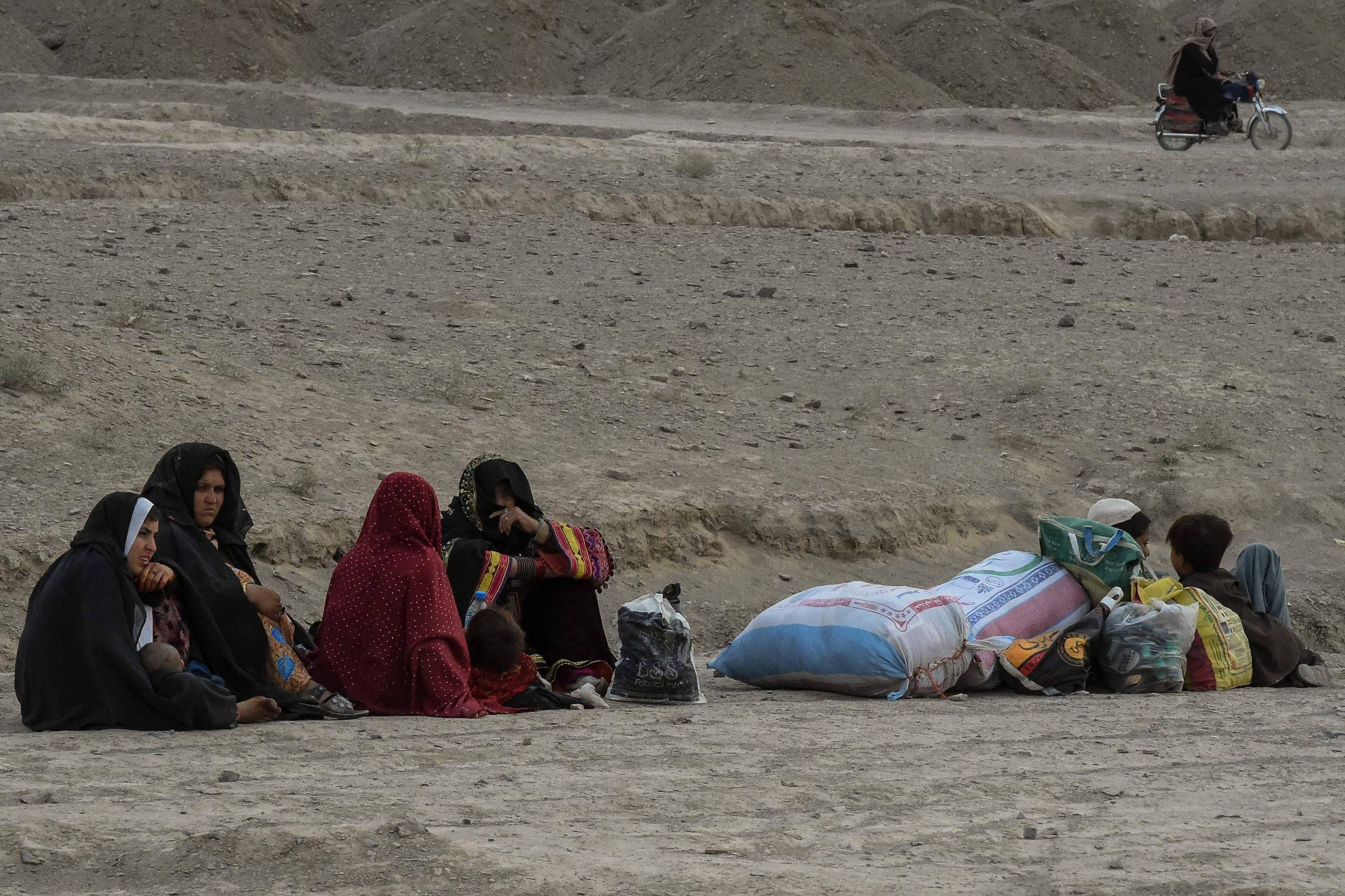 Afghanske flygtninge venter ved grænseovergangen til Pakistan. Sikkerhedssituationen i Afghanistan er forværret og op mod 270.000 afghanere, menes at være drevet på flugt siden januar. Foto: Banaras KHAN / AFP