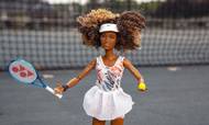 Barbie-dukken, her modeleret over den japanske tennisstjerne Naomi Osaka, er en af løftestængerne i Mattels regnskab i første halvår. Både Mattel og Hasbro mærker solid vækst, men bebuder prisstigninger, fordi fragtraterne og råvarepriser stikker af. Arkivfoto: Ted Shaffrey/Ritzau Scanpix