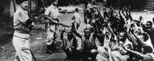Britiske soldater tilbageholder afrikanere under mistanke for at deltage i Mau Mau-oprøret. Foto: TopFoto