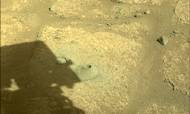 Dette billede fra Nasa viser, hvordan rumkøretøjet Perseverance har fået boret det første hul på Mars for at sikre sig jordprøver, der måske kan afgøre, om der engang var liv på planeten. Foto: Handout/Nasa