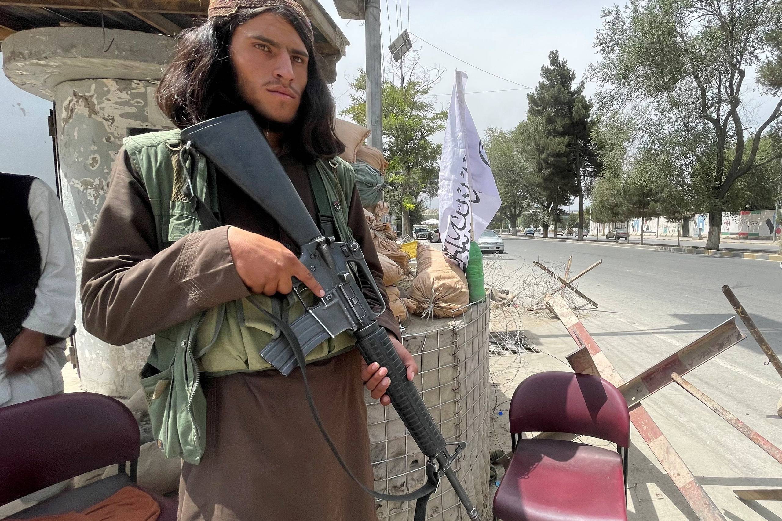 Talibansoldater patruljerer nu i Kabul, mens vesten forsøger at evakuere deres landsmænd og afghanere, der har assisteret dem. At Taliban har overtaget magten i Afghanistan så hurtigt og ubesværet er kommet som et chok for mange, men at det måtte ende sådan, er knap så overraskende for de, der selv har været i landet og set, hvor skrøbelig konstruktionen har været. Foto: Reuters