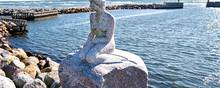 Skulpturen på Asaa havn hedder »Mod Hjemve«, og den er ikke plagiat af Den Lille Havfrue, for Asaa-kvinden er lavet i marmor og er desuden mere buttet, siger kunstneren bag. Billede af  »Mod Hjemve« skabt af Palle Mørk. Foto: Henning Bagger/Ritzau Scanpix
