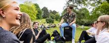 I juni hyggede aarhusianske unge sig med og uden musik i Botanisk Have.  
Arkivfoto: Joachim Ladefoged